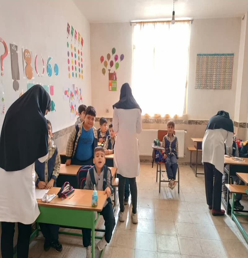 اجرای طرح وارنیش فلوراید  دندان دانش آموزان توسط کادر بهداشت در دبستان صلحاء