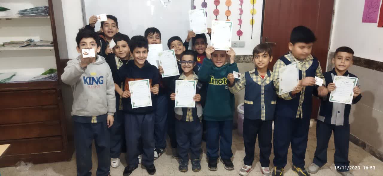 لوح تقدیر و کارت آفرین به دانش آموزان برتر